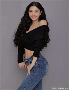 《清纯漂亮小美女准备啪啪》