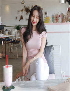 《撕开她的乳罩慢慢揉捏亲吻视频》